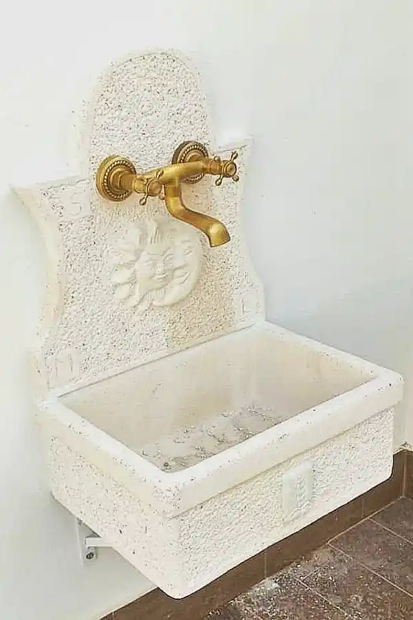 Vaschetta a muro da esterno con pannello di design realizzato a mano