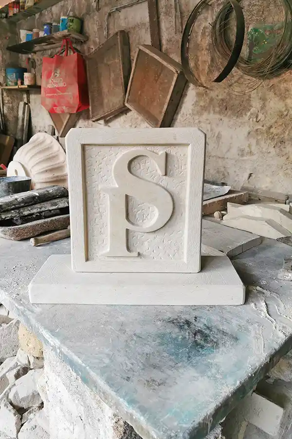 Stemma da tavolo in pietra leccese per studio professionale